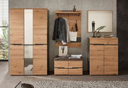 Garderoben-Set aus Holz in moderner Optik, bestehend aus einem großen Schrank mit Spiegel, einer Wandgarderobe mit Haken und Ablage, einer Sitzbank mit Schubladen und einem Spiegel, aus der Frontalperspektive betrachtet.