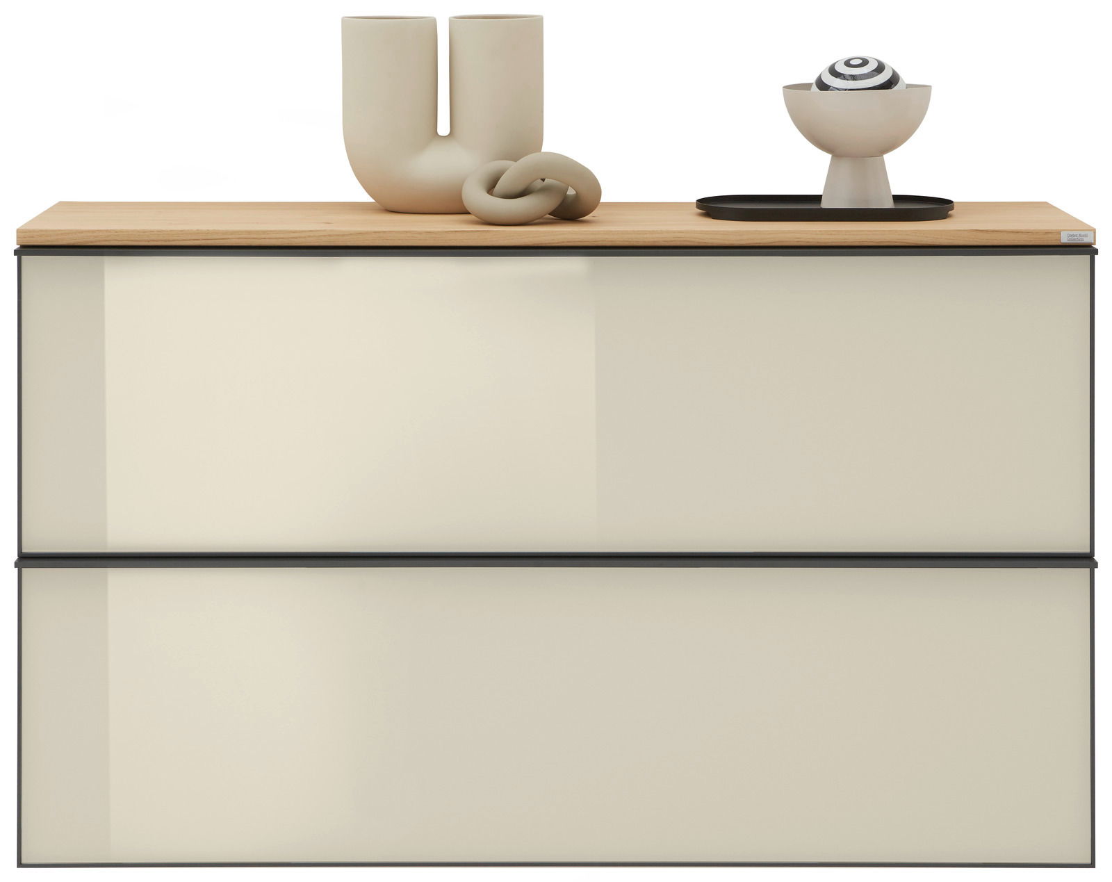 Frontansicht eines XL-Hängeschuhschranks mit zwei Schubladen, dekoriert mit modernen Keramikobjekten auf der Oberseite.