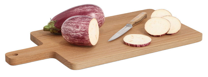 Holz-Schneidebrett mit Griff, darauf liegen zwei ganze und eine geschnittene Aubergine sowie ein Messer. Perspektive von schräg oben.