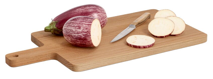 Holz-Schneidebrett mit Griff, darauf liegen zwei ganze und eine geschnittene Aubergine sowie ein Messer. Perspektive von schräg oben.