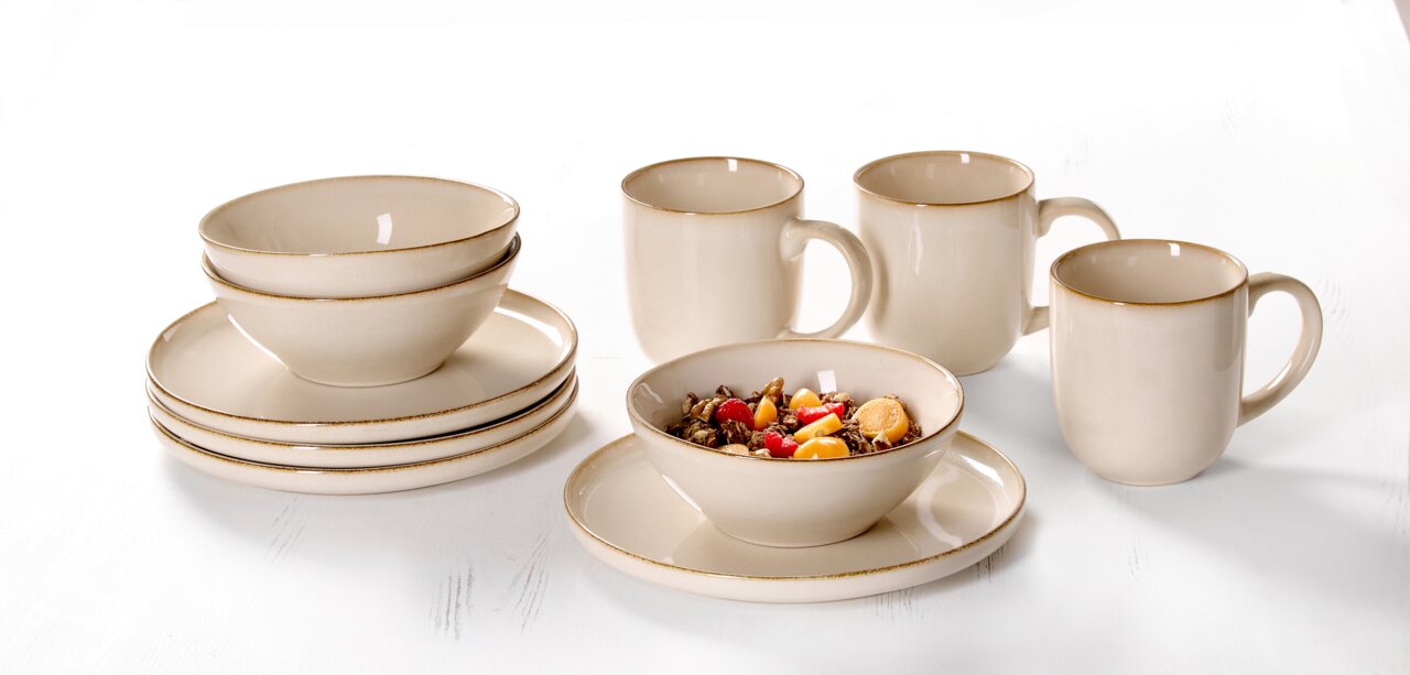 Ritzenhoff & Breker Frühstückset 12-tlg. OLIVIA Frühstücksset Olivia 12-tlg. in cremefarbenem Design, bestehend aus Tellern, Schalen und Tassen, auf weißem Hintergrund aus seitlicher Perspektive.