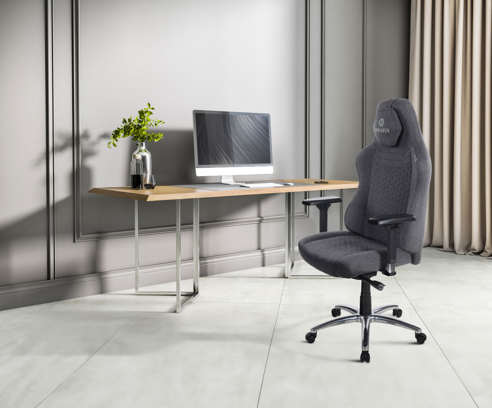 Moderner Gaming-Stuhl in Grau, seitliche Perspektive, neben einem Schreibtisch mit Computer.