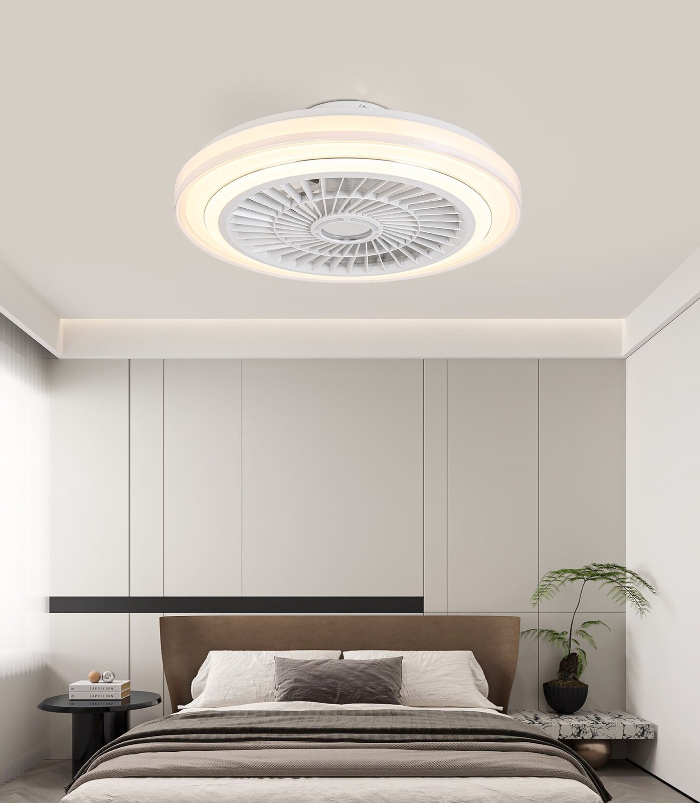Moderner Deckenventilator mit integriertem Licht in einem stilvollen Schlafzimmer, Perspektive von unten.