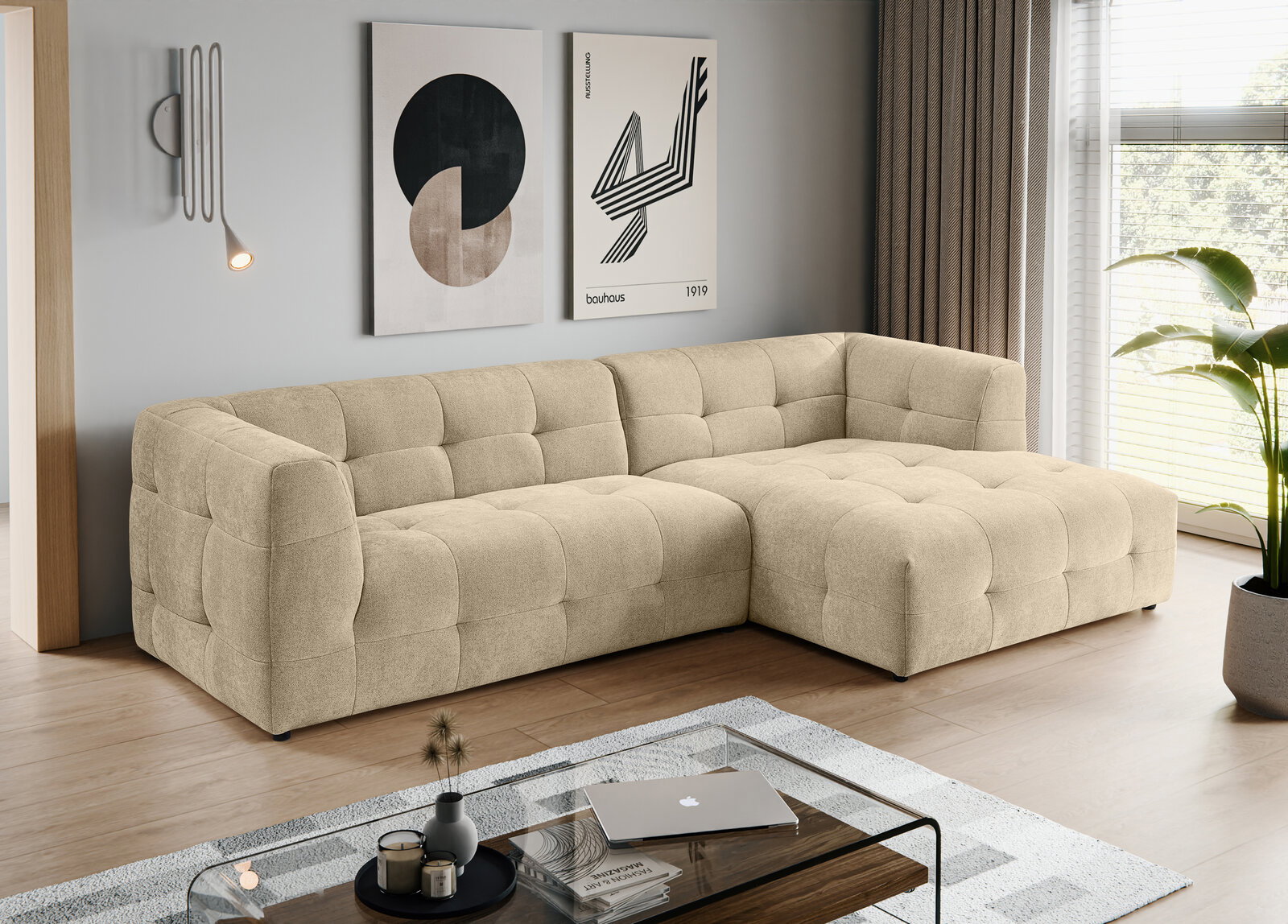 MID.YOU Ecksofa TENSO Beiges, gepolstertes L-förmiges Ecksofa mit gesteppter Oberfläche und rechter Ottomane in modernem Wohnzimmer, Perspektive: frontale 3/4-Ansicht von links.