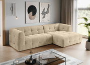 Beiges, gepolstertes L-förmiges Ecksofa mit gesteppter Oberfläche und rechter Ottomane in modernem Wohnzimmer, Perspektive: frontale 3/4-Ansicht von links.