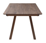 Rechthoekige houten tafel met zichtbaar nerfpatroon en schuin uitlopende poten, gefotografeerd van voren in licht schuin bovenaanzicht op witte achtergrond