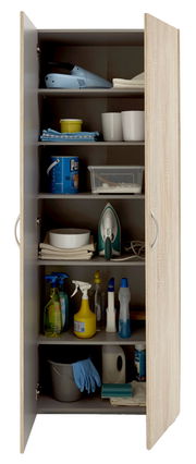 Mehrzweckschrank mit offenen Türen, gefüllt mit Reinigungsmitteln, Bügeleisen und Haushaltsgegenständen, frontal betrachtet.