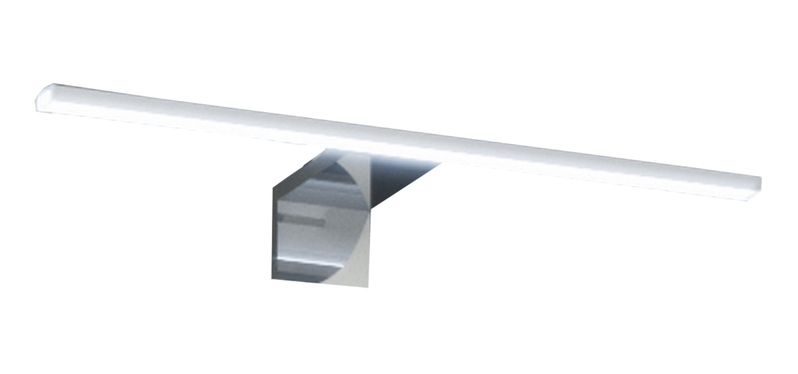 Moderne LED-Spiegelleuchte/Wandleuchte in Chromoptik mit langem, weißem Lichtbalken, frontal in leichter Schrägansicht von vorne auf weißem Hintergrund