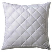 Weißes, gestepptes Kopfkissen in quadratischer Form, frontal fotografiert.