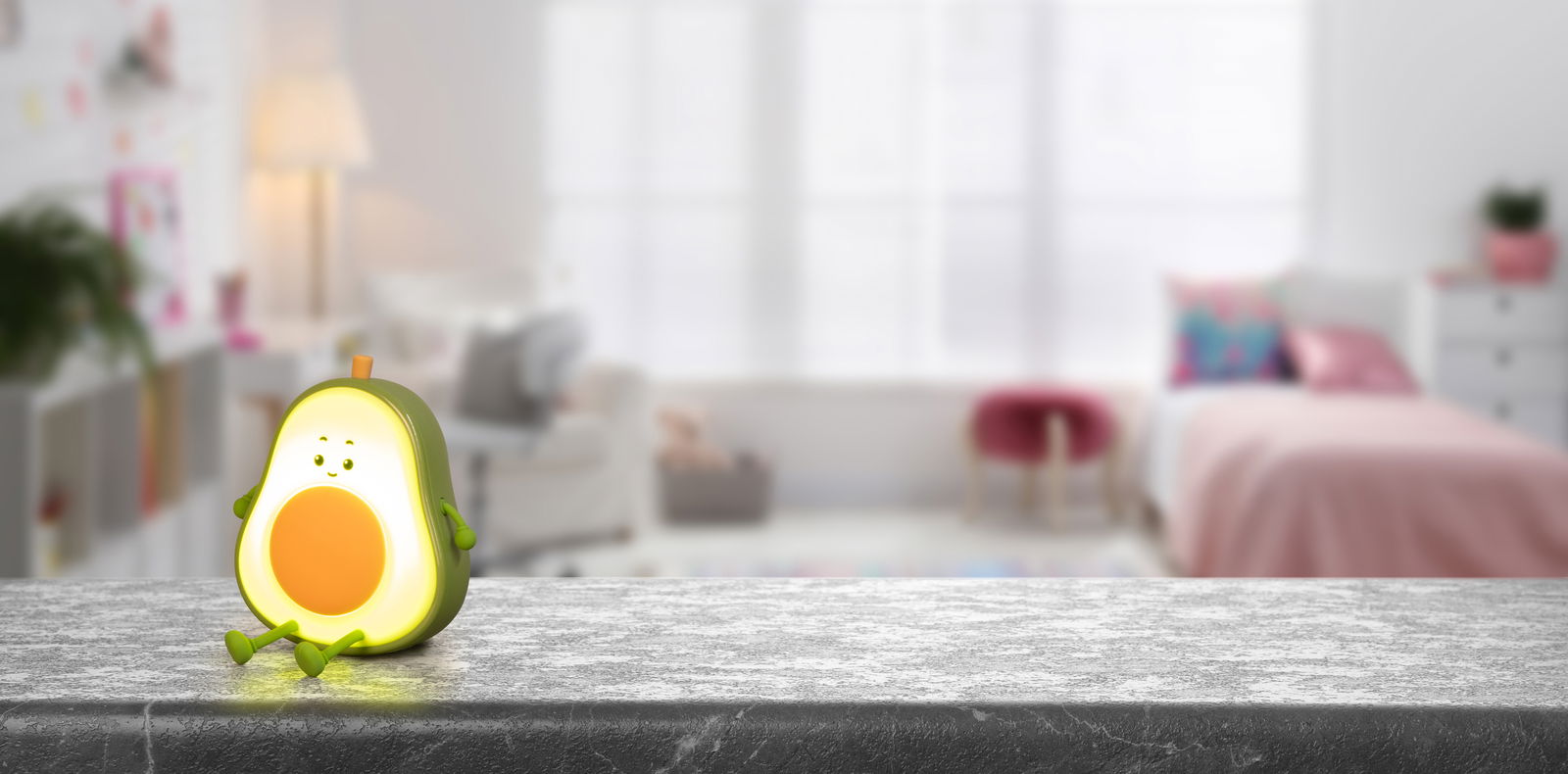 Niedliches Akku-Nachtlicht in Form einer Avocado, frontal auf einem Tisch in einem gemütlichen Schlafzimmer platziert.