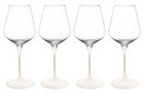 Vier elegante Weißweingläser mit langem Stiel, frontal fotografiert.