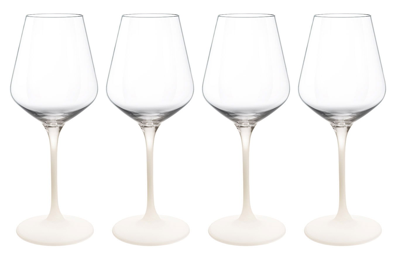 Vier elegante Weißweingläser mit langem Stiel, frontal fotografiert.