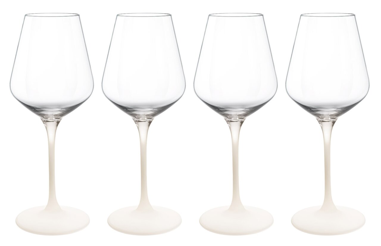 Vier elegante witte wijnglazen met een lange steel, van voren gefotografeerd.
