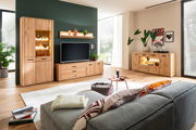 Wohnzimmer mit moderner Holzwandkombination und Sideboard, Blick von der Couch aus
