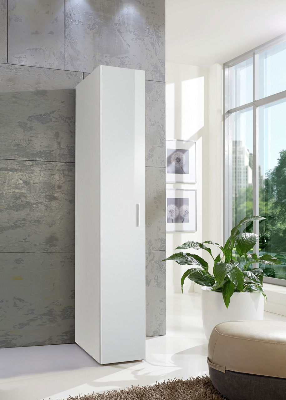XORA Kleiderschrank MALTA Moderner, schmaler weißer Kleiderschrank in einem hellen Raum, seitliche Perspektive.