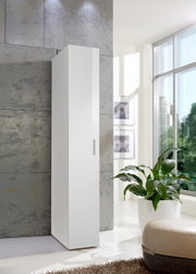 Moderner, schmaler weißer Kleiderschrank in einem hellen Raum, seitliche Perspektive.