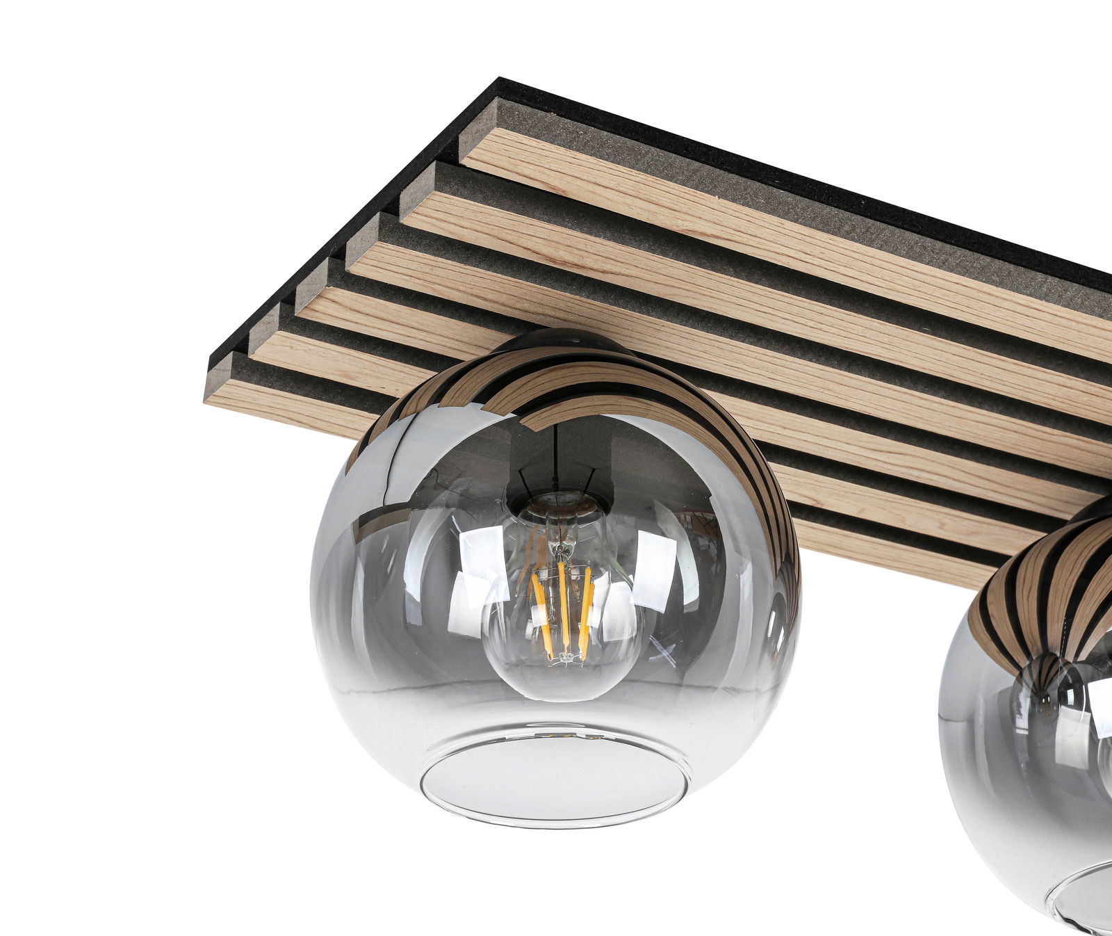 Moderne Deckenleuchte mit transparentem Glaskugel-Design und Holzlamellen, seitliche Perspektive