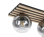 Moderne Deckenleuchte mit transparentem Glaskugel-Design und Holzlamellen, seitliche Perspektive