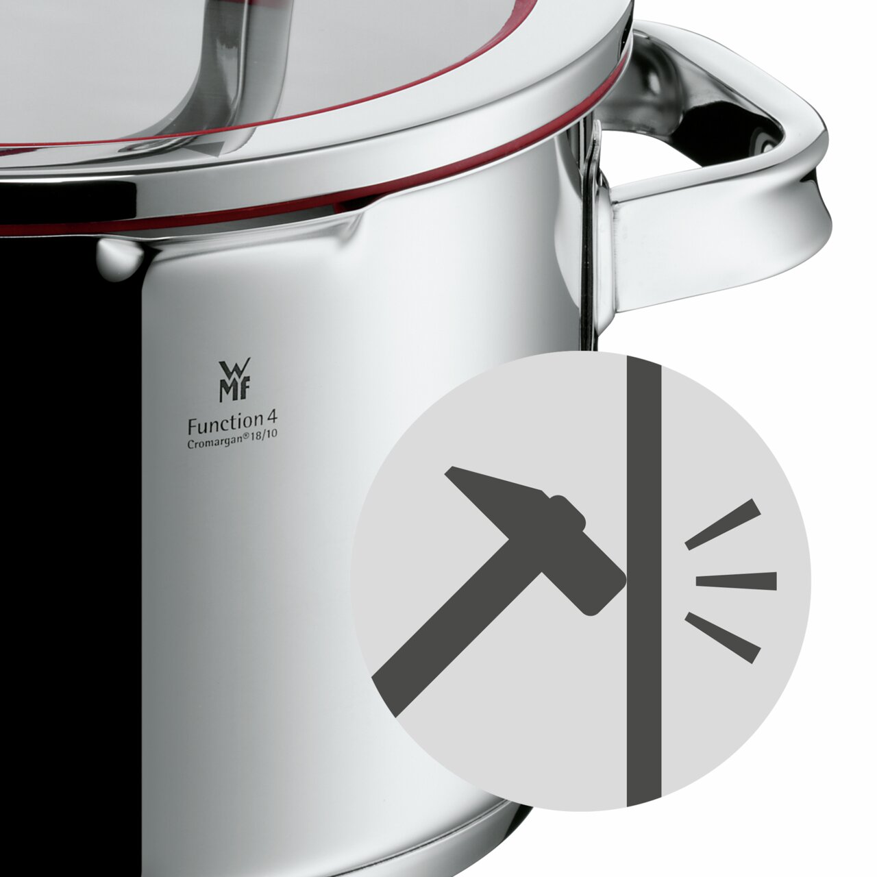 Close-up van een braadpan met deksel van roestvrij staal, gezien vanaf de zijkant, met een robuust ontwerp en een ergonomische handgreep.