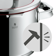 Nahaufnahme eines Bratentopfs mit Deckel aus Edelstahl, seitliche Perspektive, mit robustem Design und ergonomischem Griff.