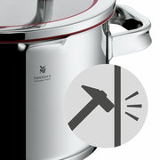 Nahaufnahme eines Bratentopfs mit Deckel aus Edelstahl, seitliche Perspektive, mit robustem Design und ergonomischem Griff.