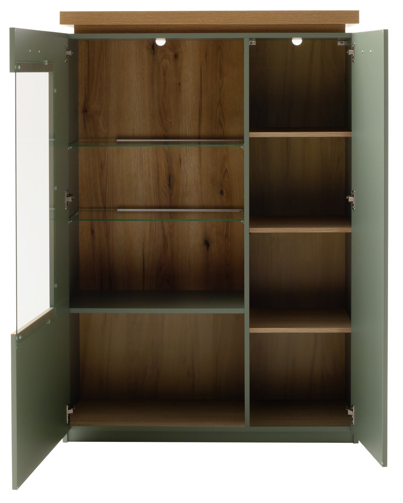 Geöffneter hoher Schrank in Olivgrün mit Holzoptik innen und oben, links mit Glastür und Glasböden, rechts mit mehreren Einlegeböden und Innenbeleuchtung, Frontansicht