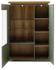 Geöffneter hoher Schrank in Olivgrün mit Holzoptik innen und oben, links mit Glastür und Glasböden, rechts mit mehreren Einlegeböden und Innenbeleuchtung, Frontansicht