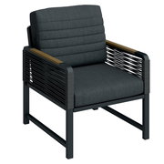 Moderner Gartensessel mit dunklem Metallrahmen, grauen Polstern und seitlichen Armlehnen aus Holz, seitliche Perspektive