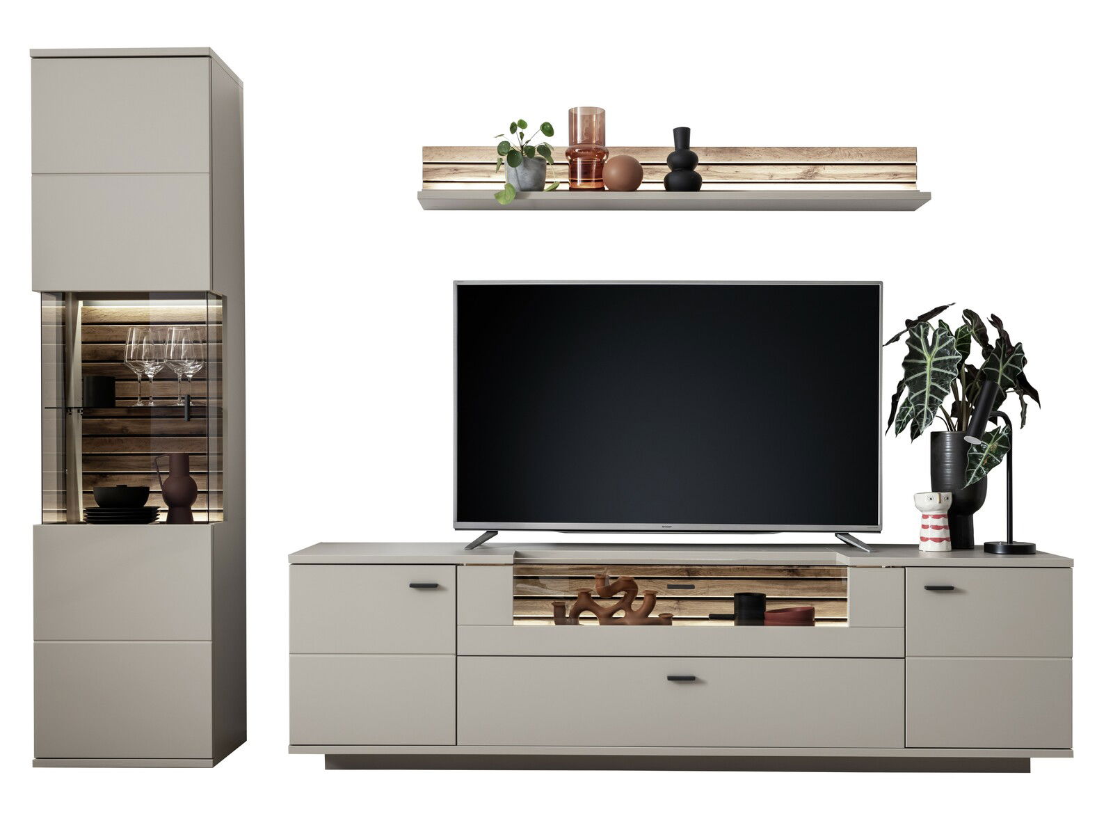 Moderne Wandkombination mit TV-Schrank, Vitrine und Regal in neutralen Farben, frontal betrachtet.