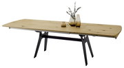 Moderner Esstisch aus Holz mit Metallbeinen, seitliche Perspektive, dekoriert mit Vasen.