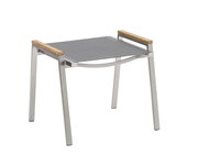 Moderner Hocker aus Metall mit Holzdetails, seitliche Perspektive