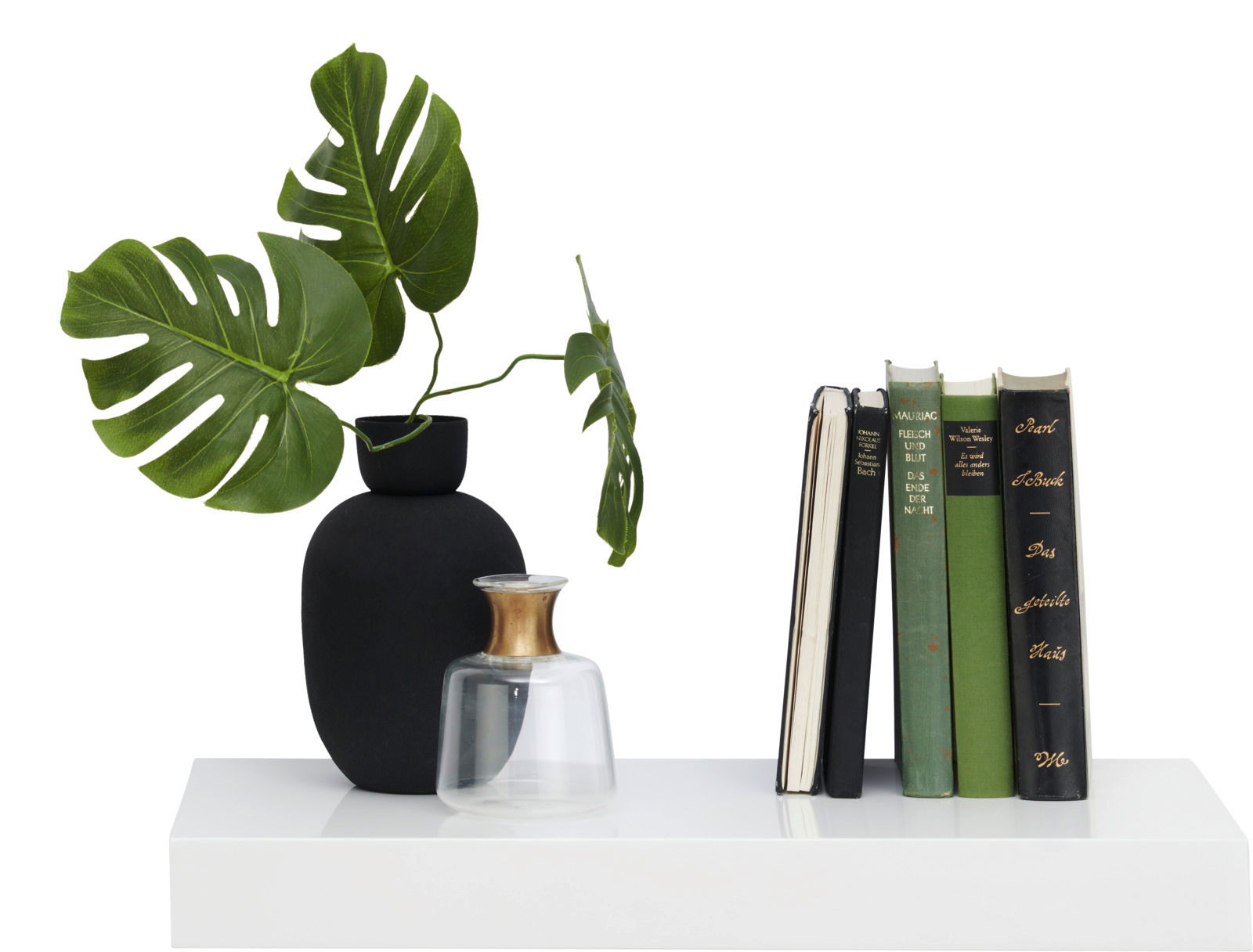 Wandboard 50cm in Weiß mit Dekoration: schwarze Vase mit grünen Blättern, Glasgefäß und Bücher, seitliche Perspektive