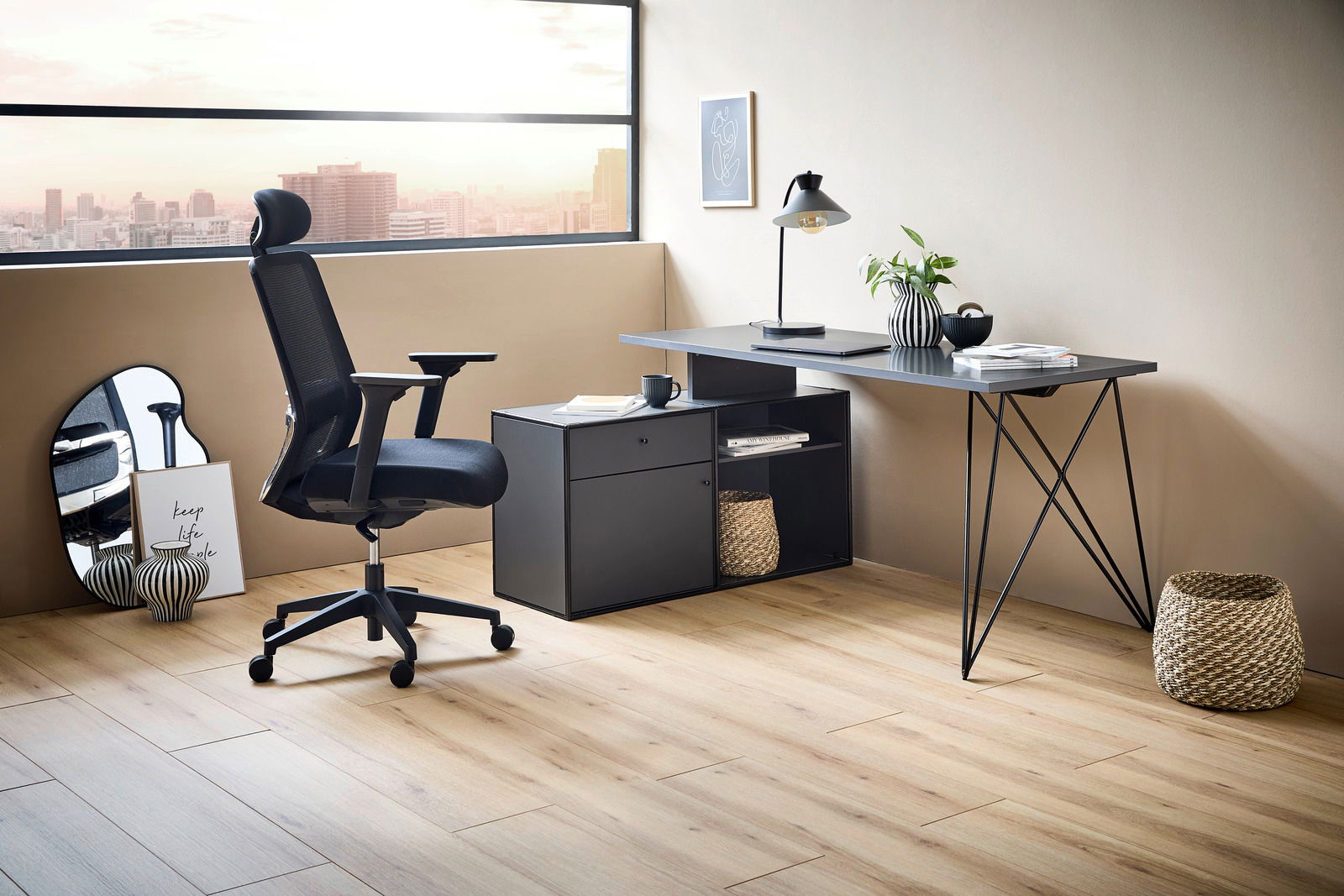 Moderner Winkelschreibtisch mit Kommode in einem stilvollen Büro, seitliche Perspektive.