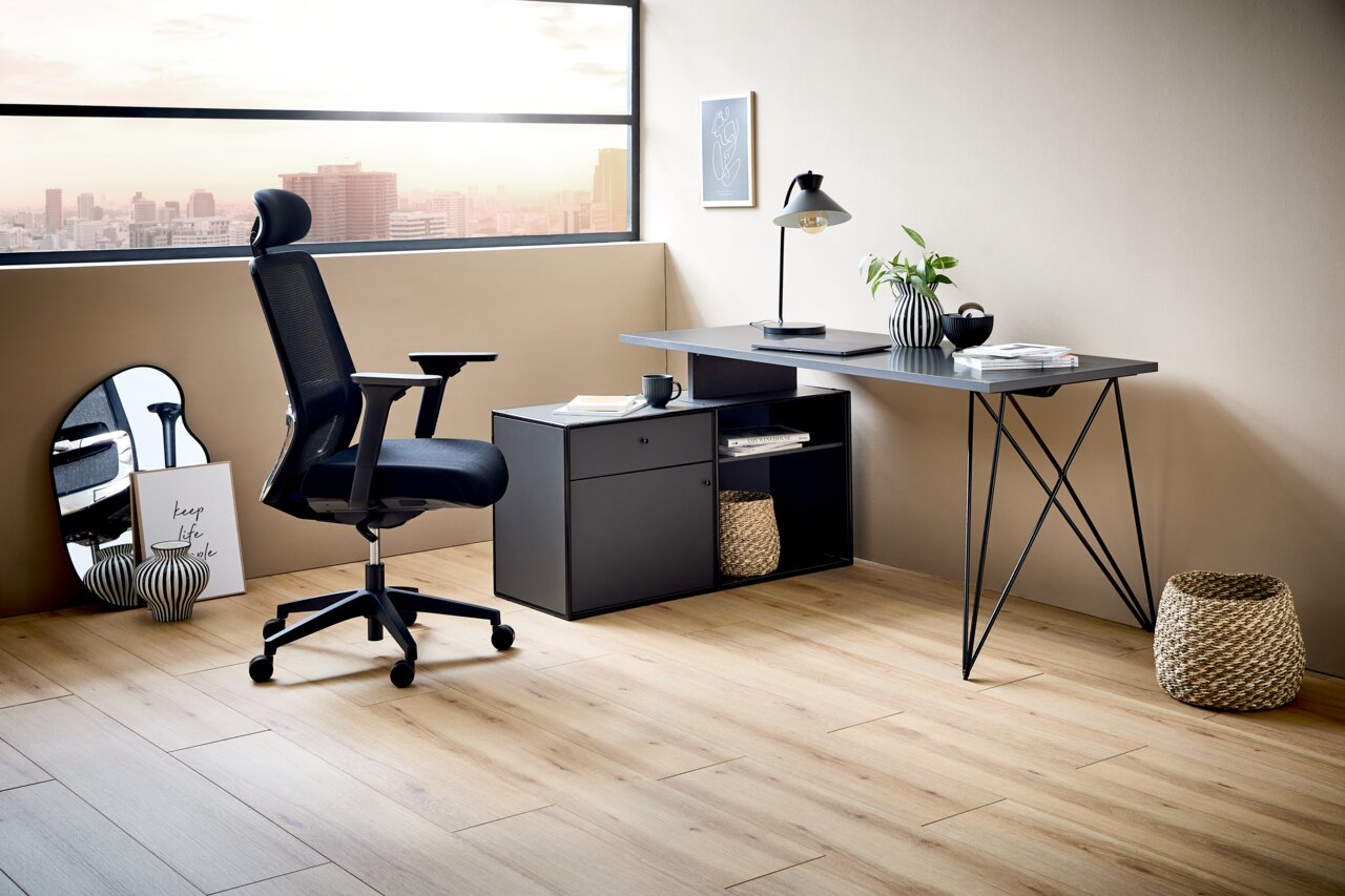 Moderner Winkelschreibtisch mit Kommode in einem stilvollen Büro, seitliche Perspektive.