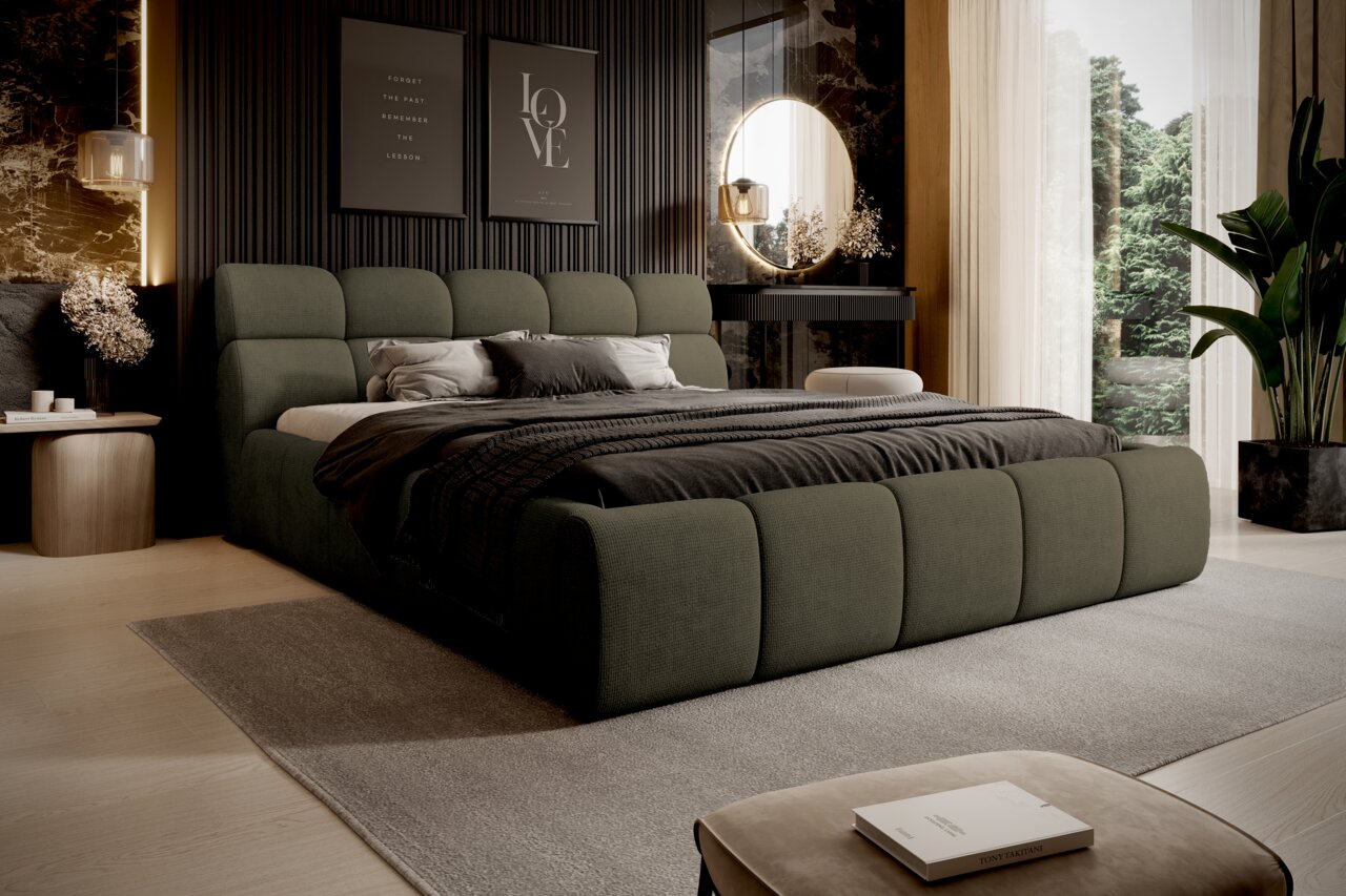 Modern gestoffeerd bed in een stijlvolle slaapkamer, zijaanzicht.