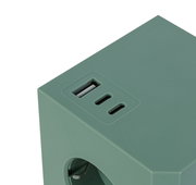 Grüner Steckdosenwürfel mit USB-Anschlüssen, Ansicht von oben.