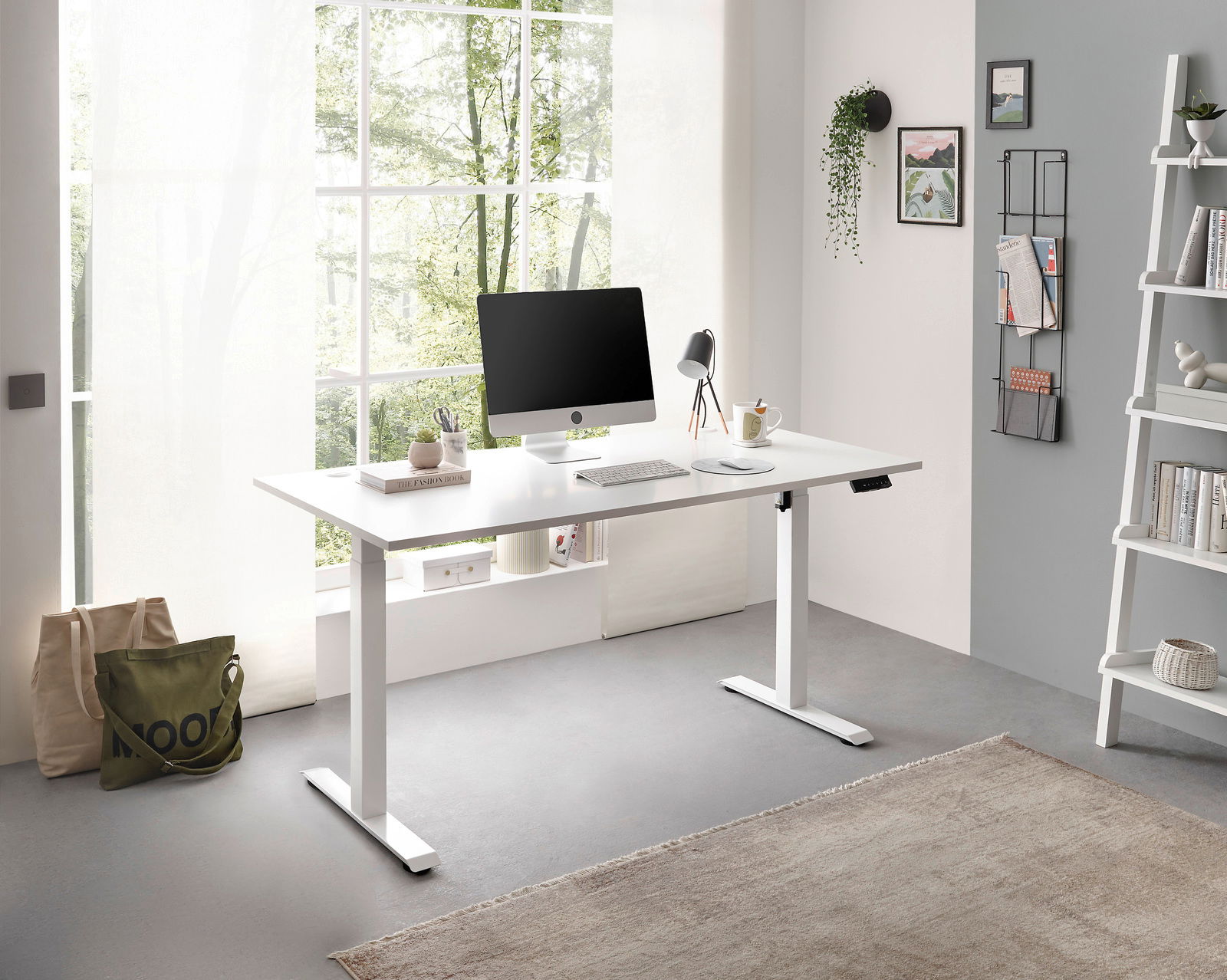 E-Serie E-Schreibtisch BEN Moderner weißer E-Schreibtisch in einem hellen Raum mit Blick auf ein großes Fenster, ausgestattet mit einem Computer, einer Lampe und Büromaterial.