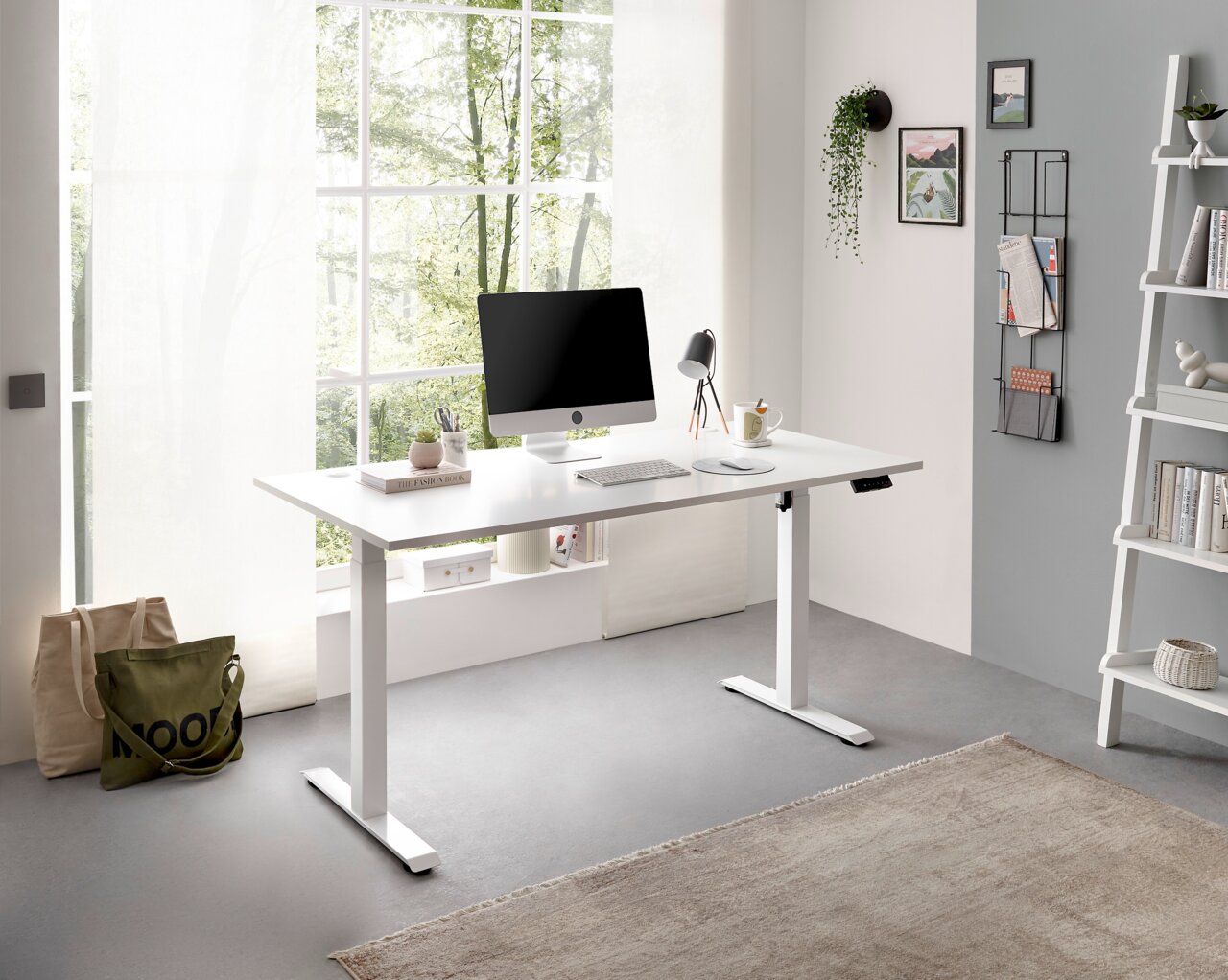 Moderner weißer E-Schreibtisch in einem hellen Raum mit Blick auf ein großes Fenster, ausgestattet mit einem Computer, einer Lampe und Büromaterial.