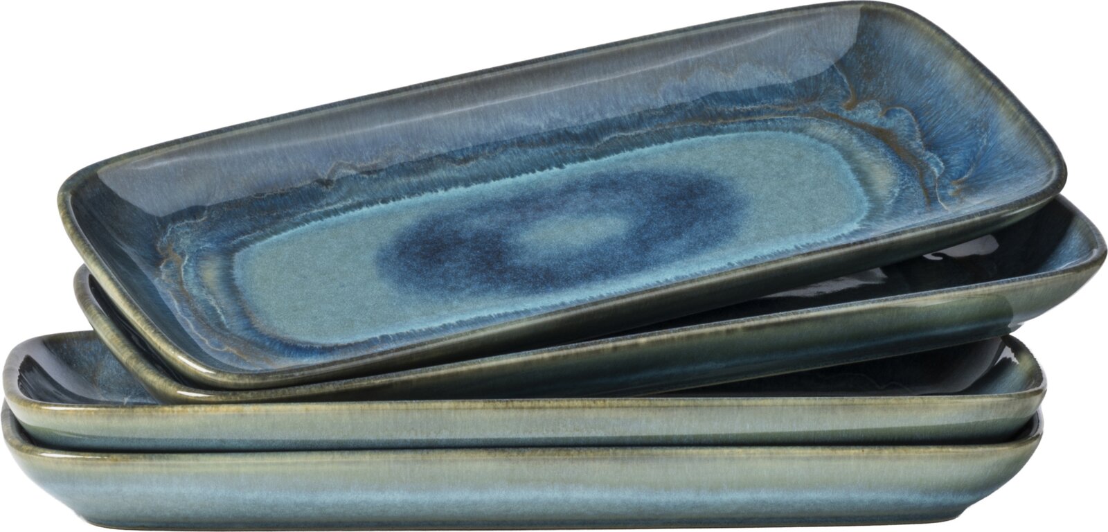 Stapel aus drei rechteckigen Servierplatten aus Keramik mit blau-grüner Reaktivglasur, in schräger Seitenansicht von oben auf weißem Hintergrund