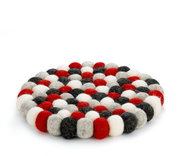 Runder Untersetzer aus Filzkugeln in Rot, Weiß, Grau und Schwarz, seitliche Perspektive