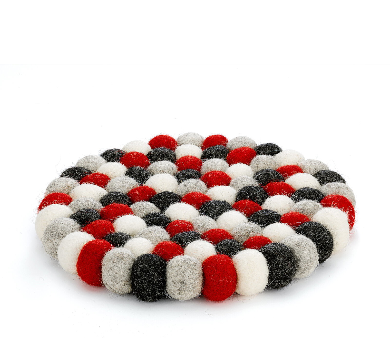 Runder Untersetzer aus Filzkugeln in Rot, Weiß, Grau und Schwarz, seitliche Perspektive