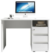 Weißer Schreibtisch mit drei Schubladen und einem offenen Fach, darauf ein Computerbildschirm, Tasse und Buch, frontale Perspektive