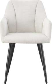 Gepolsterter Sessel in Creme/Offwhite mit strukturierter Stoffpolsterung, Armlehnen und schwarzen, schräg stehenden Metallbeinen, Frontansicht.