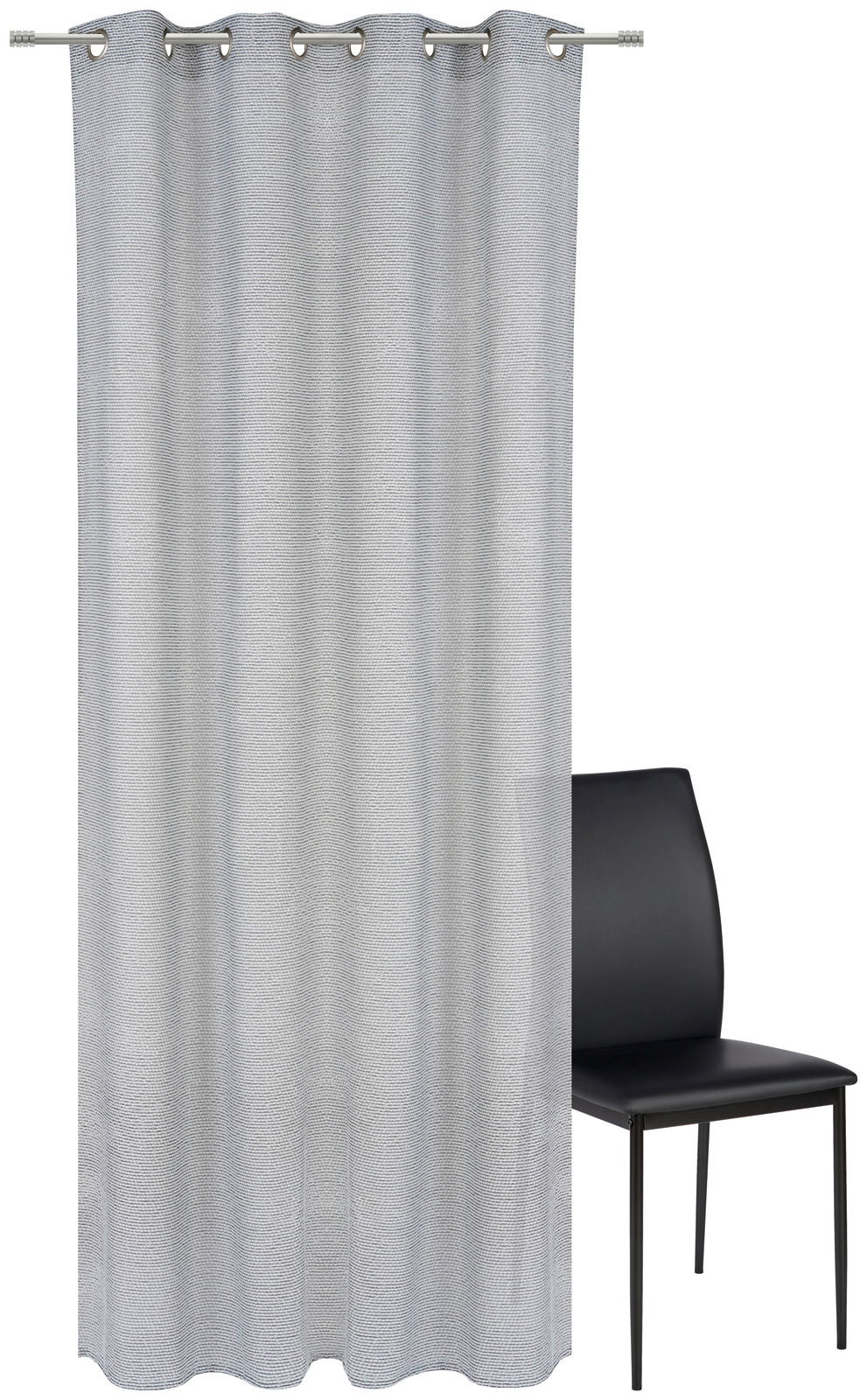 Grauer Ösenschal 135x245cm, frontal fotografiert, neben einem schwarzen Stuhl