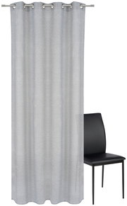 Grauer Ösenschal 135x245cm, frontal fotografiert, neben einem schwarzen Stuhl