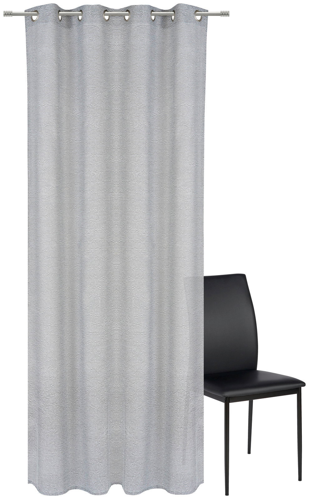 Grauer Ösenschal 135x245cm, frontal fotografiert, neben einem schwarzen Stuhl