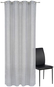 Grauer Ösenschal 135x245cm, frontal fotografiert, neben einem schwarzen Stuhl