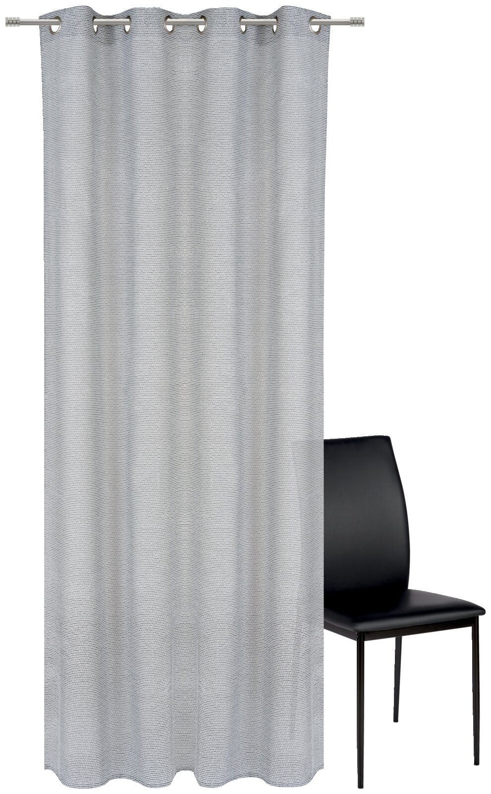 Grauer Ösenschal 135x245cm, frontal fotografiert, neben einem schwarzen Stuhl
