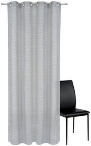 Grauer Ösenschal 135x245cm, frontal fotografiert, neben einem schwarzen Stuhl