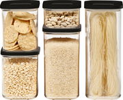 Vorderansicht eines 5-teiligen Modula Starter-Sets mit transparenten Vorratsdosen und schwarzen Deckeln, gefüllt mit verschiedenen Lebensmitteln wie Reis, Nudeln, Bohnen und Snacks.